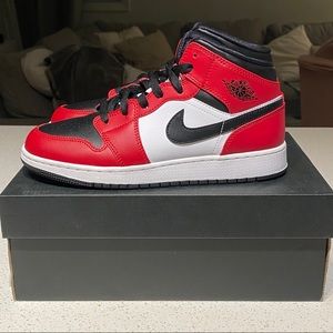 JORDAN 1 MID CHICACO BLACK TOE